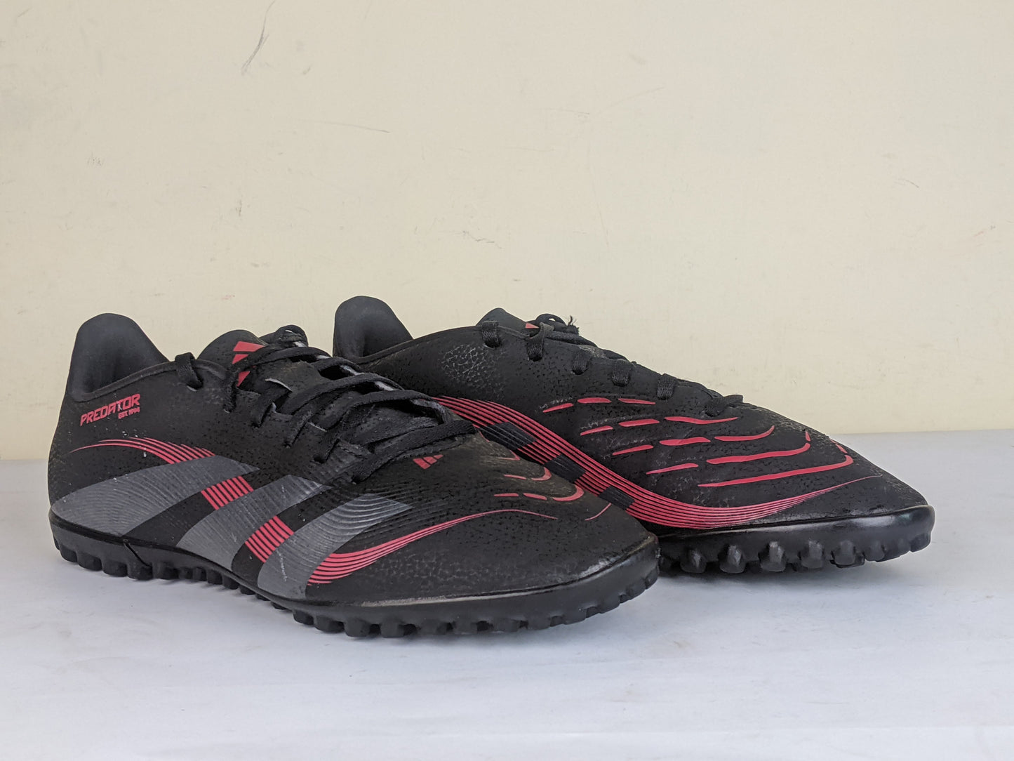 adidas Predator Club TF Stealth Victory - Core Black/Grey Four/Lucid Red