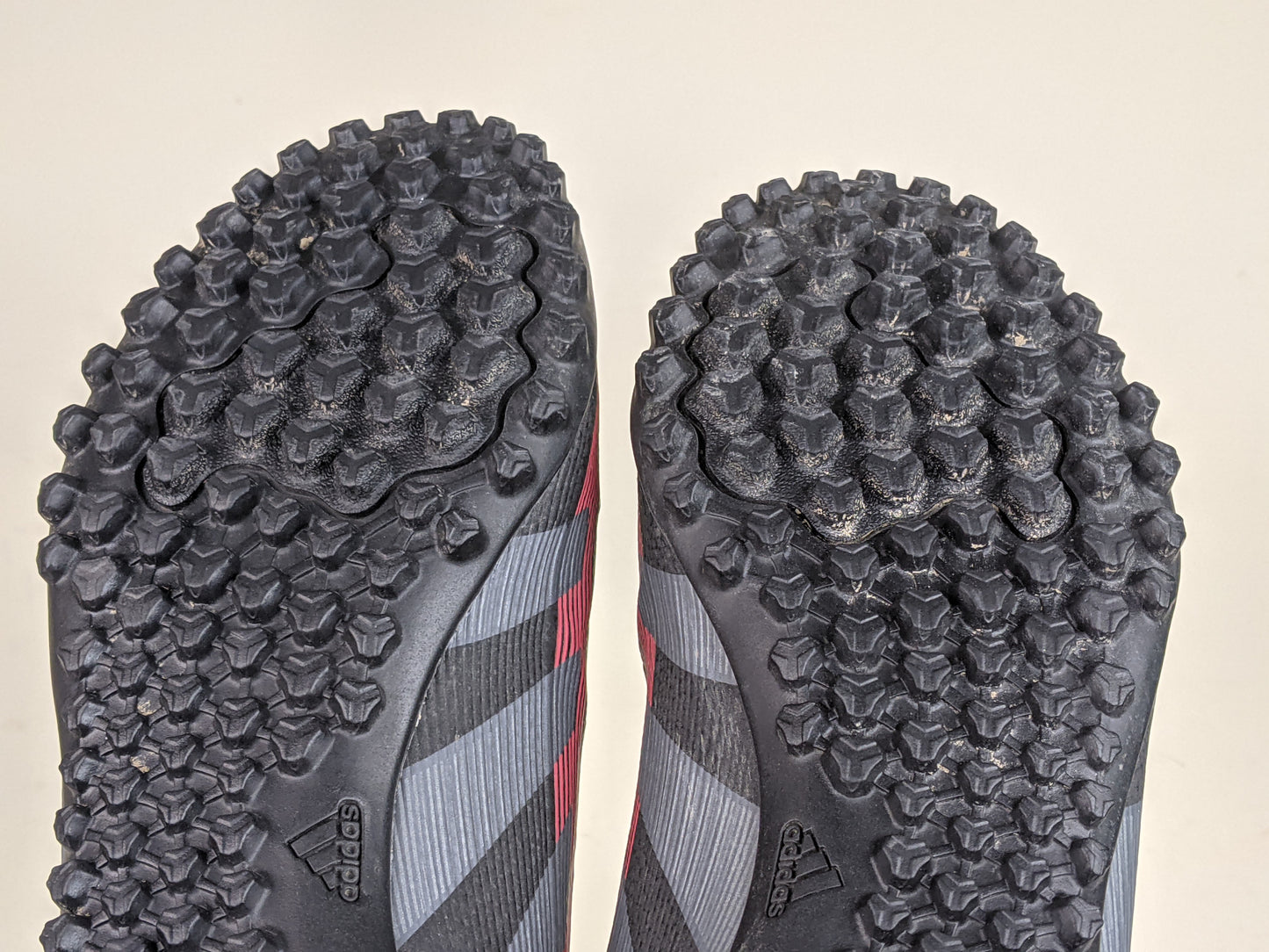 adidas Predator Club TF Stealth Victory - Core Black/Grey Four/Lucid Red