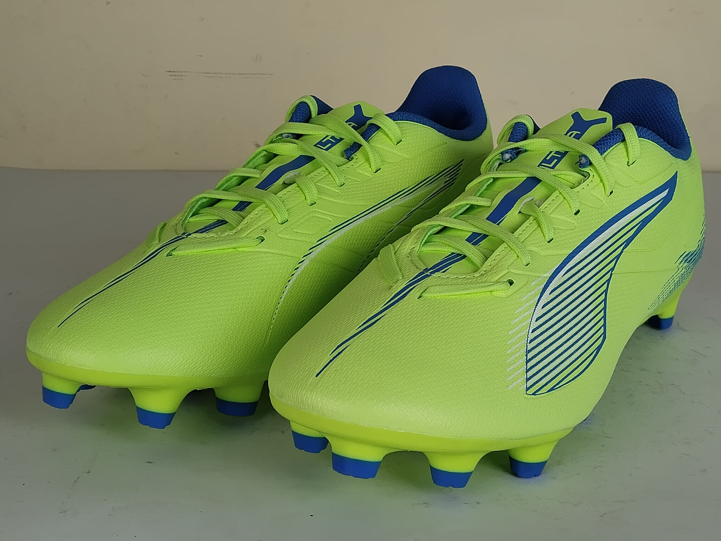 PUMA Ultra 5 Play FG/AG Lights Out - Fizzy Apple/PUMA White/Bluemazing (Brand New)