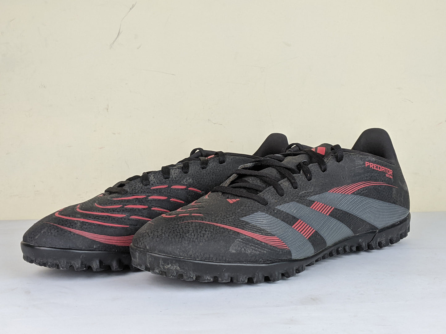 adidas Predator Club TF Stealth Victory - Core Black/Grey Four/Lucid Red
