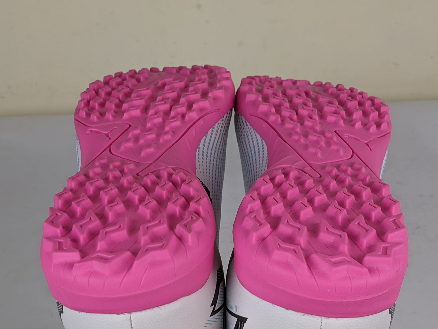 PUMA Future 7 Play TT Phenomenal - PUMA White/PUMA Black/Poison Pink (Brand New)