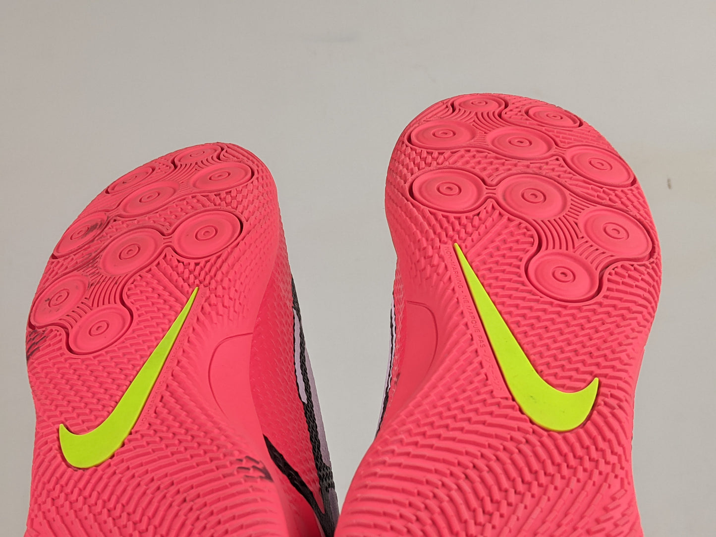 Nike Phantom GT 2 Club IC Motivation - White/Bright Crimson/Volt