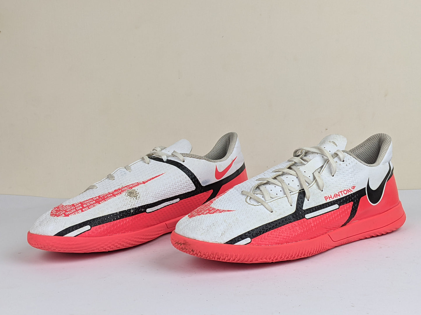 Nike Phantom GT 2 Club IC Motivation - White/Bright Crimson/Volt