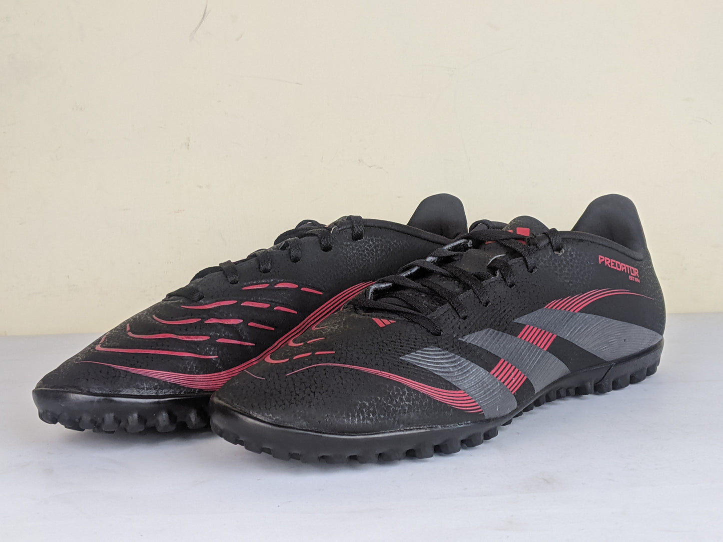 adidas Predator Club TF Stealth Victory - Core Black/Grey Four/Lucid Red
