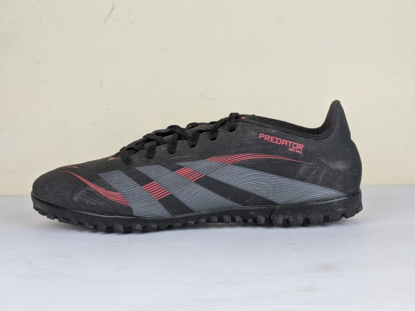 adidas Predator Club TF Stealth Victory - Core Black/Grey Four/Lucid Red