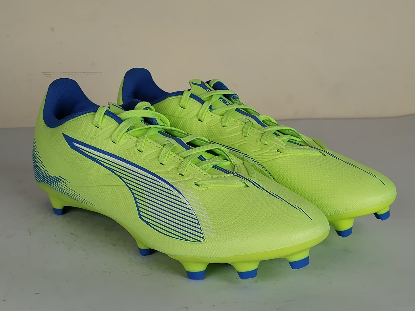 PUMA Ultra 5 Play FG/AG Lights Out - Fizzy Apple/PUMA White/Bluemazing (Brand New)
