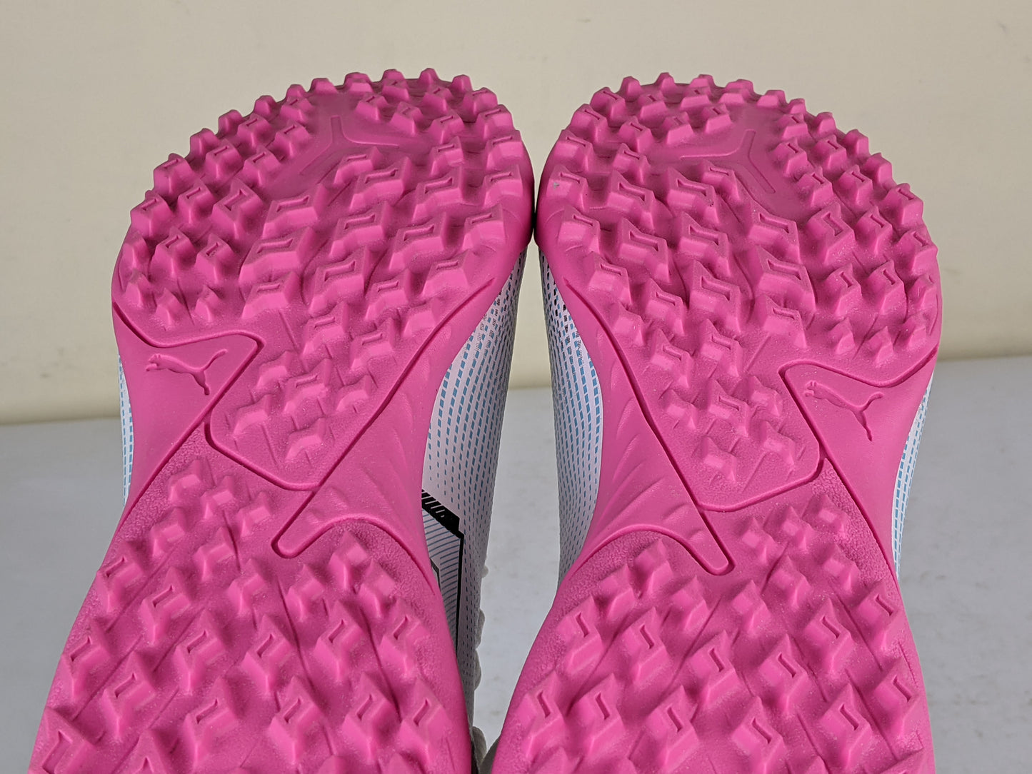 PUMA Future 7 Play TT Phenomenal - PUMA White/PUMA Black/Poison Pink (Brand New)