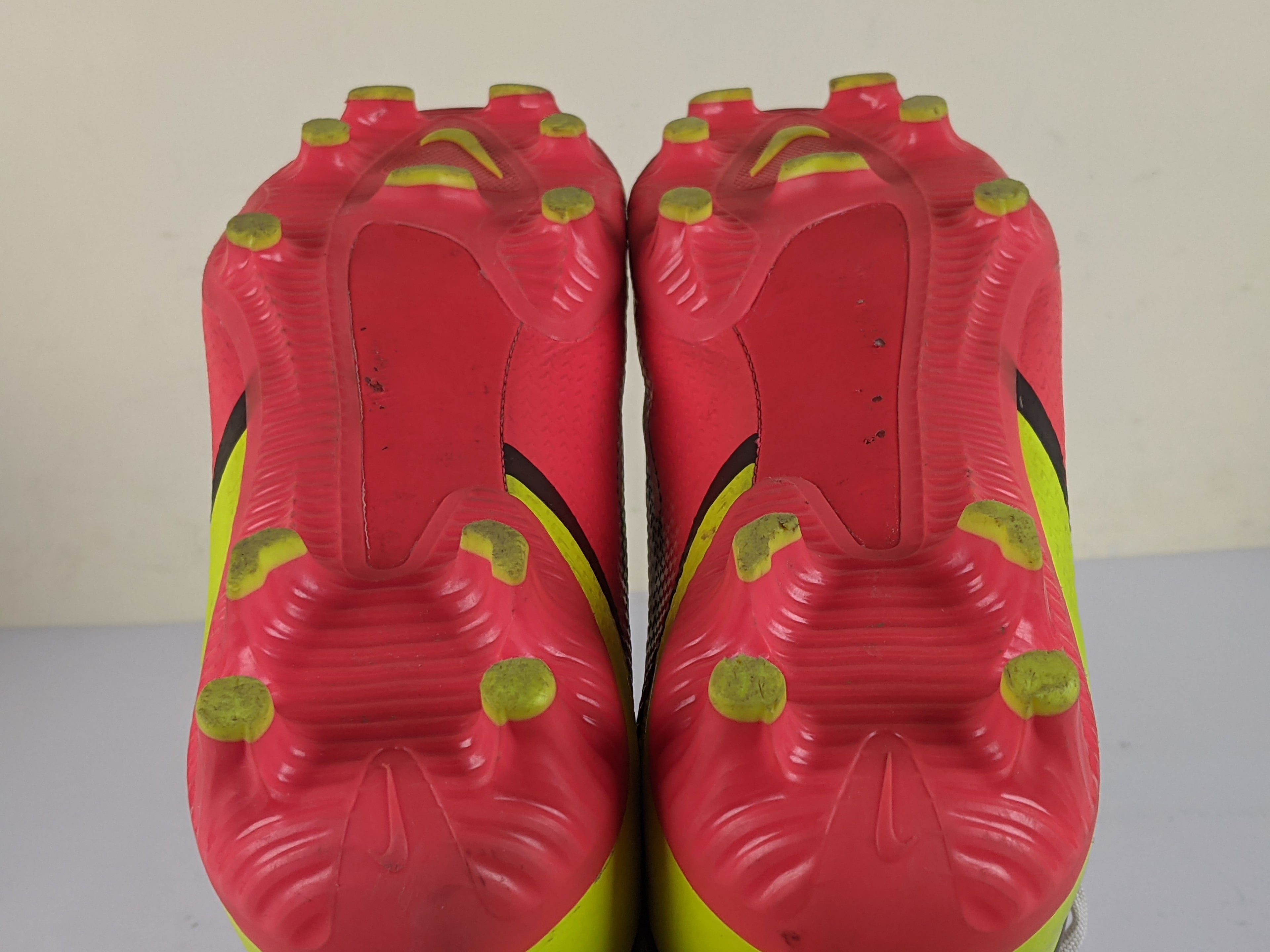 Nike Phantom GT 2 Academy DF MG Motivation - White/Bright Crimson/Volt
