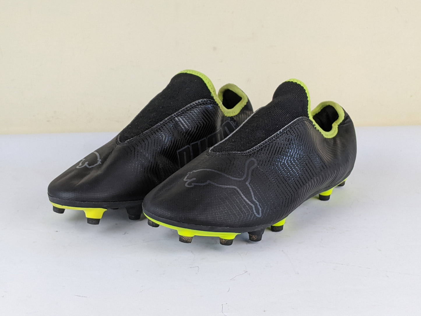 Puma Finesse Laceless FG 'Black/Yellow Alert