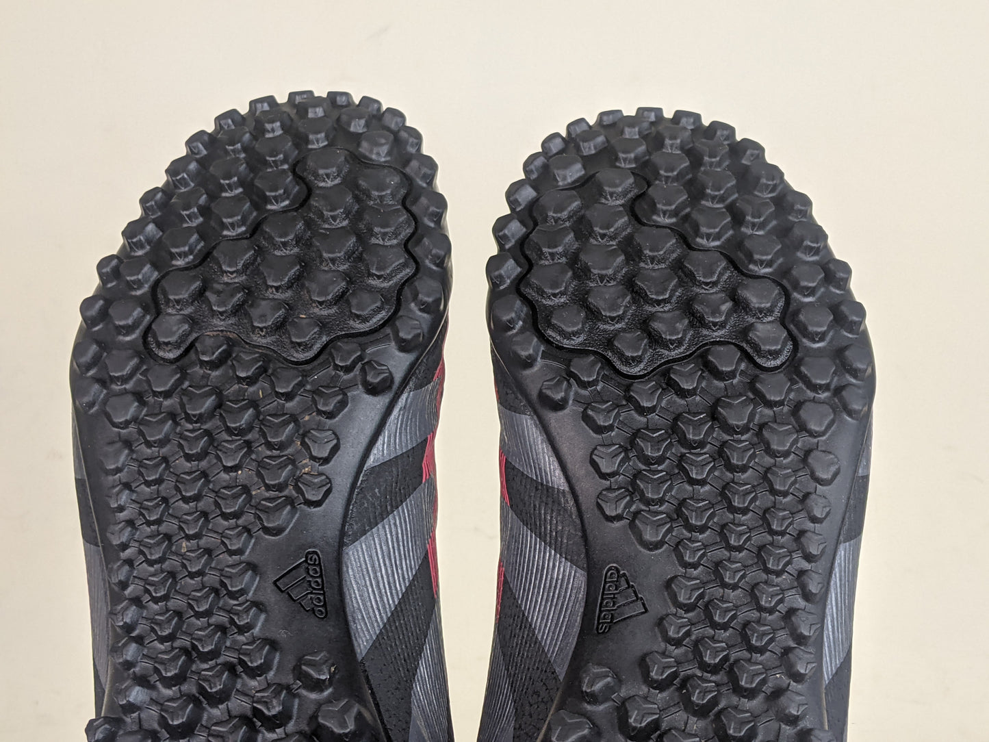 adidas Predator Club TF Stealth Victory - Core Black/Grey Four/Lucid Red