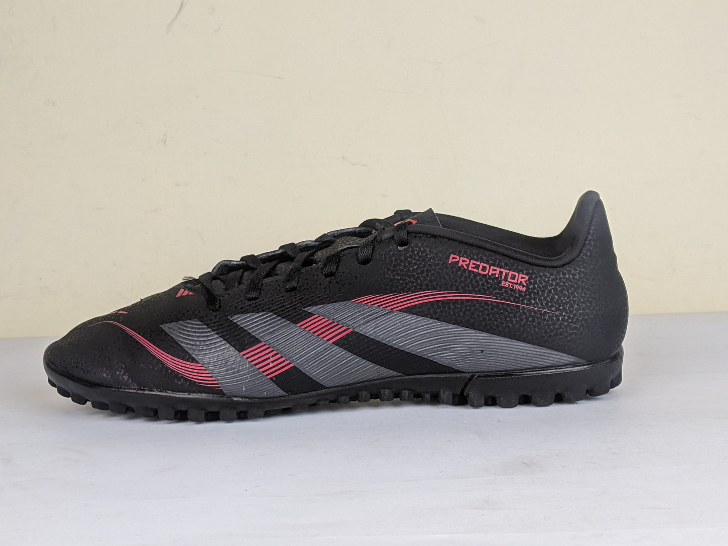 adidas Predator Club TF Stealth Victory - Core Black/Grey Four/Lucid Red