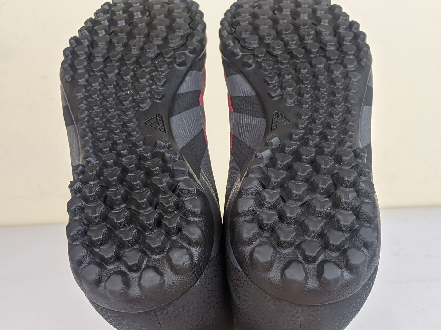 adidas Predator Club TF Stealth Victory - Core Black/Grey Four/Lucid Red