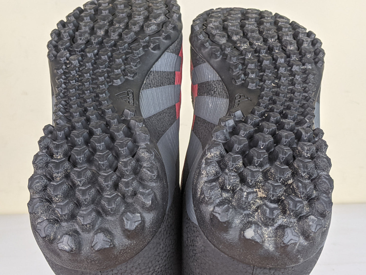 adidas Predator Club TF Stealth Victory - Core Black/Grey Four/Lucid Red