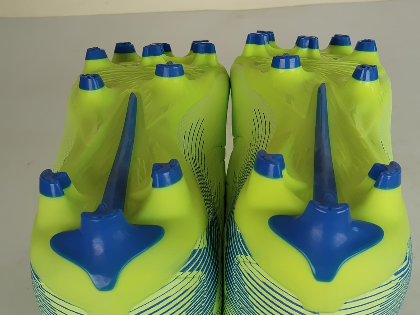 PUMA Ultra 5 Play FG/AG Lights Out - Fizzy Apple/PUMA White/Bluemazing (Brand New)