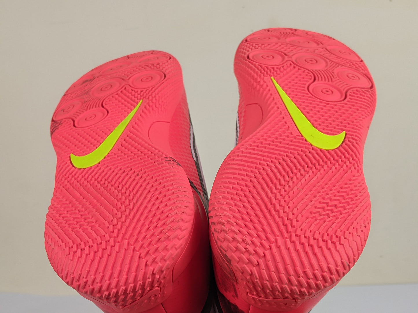 Nike Phantom GT 2 Club IC Motivation - White/Bright Crimson/Volt