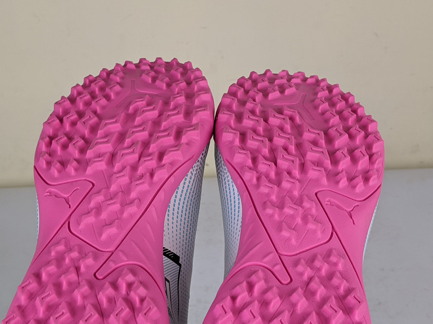 PUMA Future 7 Play TT Phenomenal - PUMA White/PUMA Black/Poison Pink (Brand New)