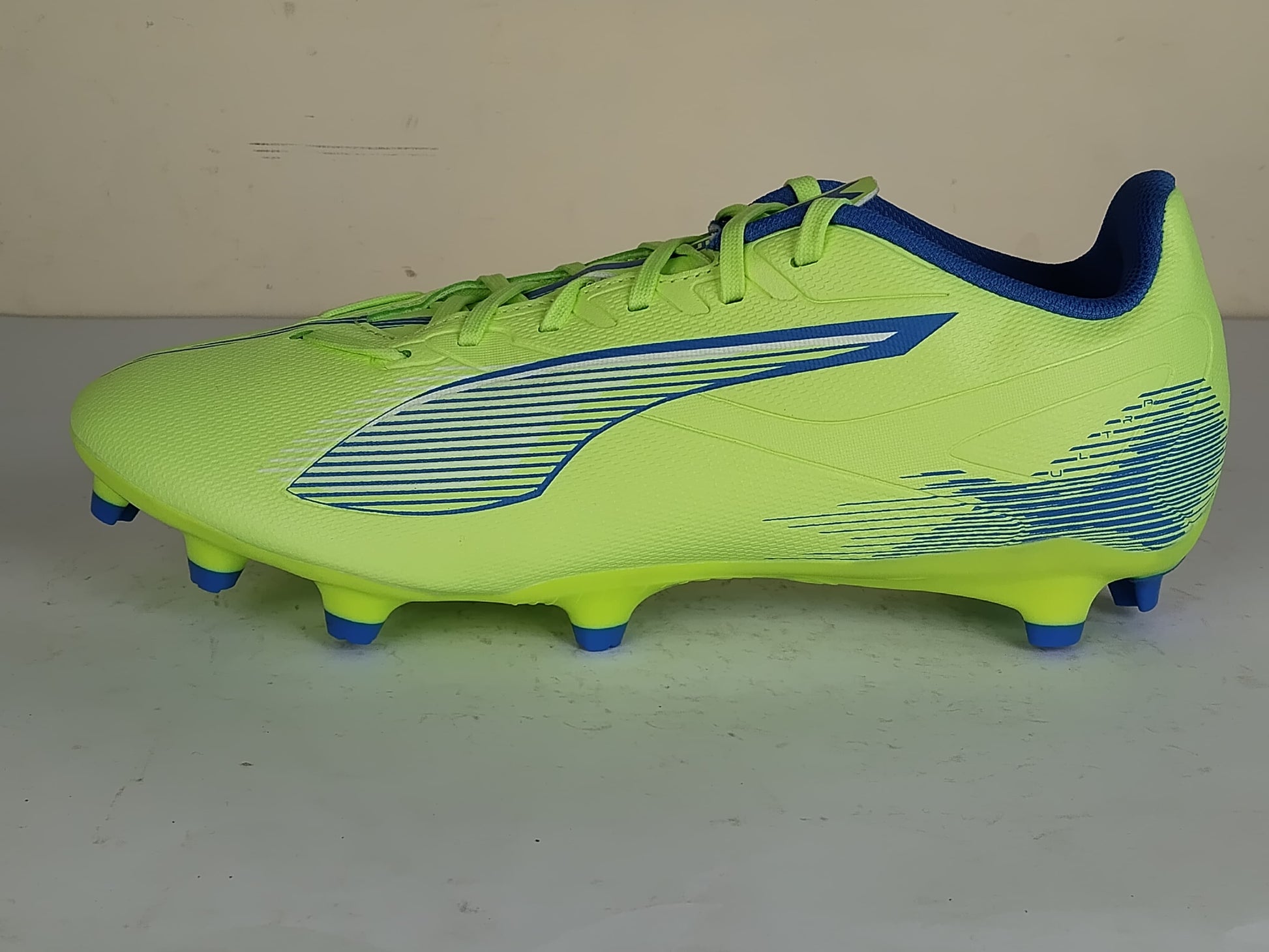 PUMA Ultra 5 Play FG/AG Lights Out - Fizzy Apple/PUMA White/Bluemazing (Brand New)