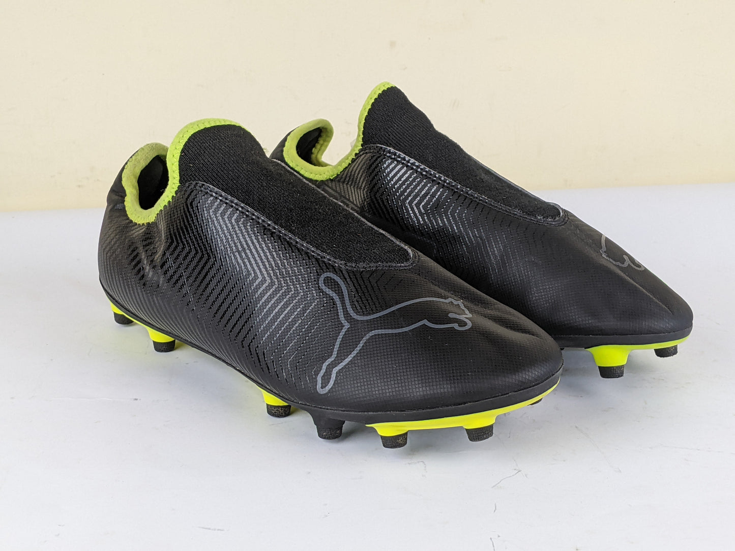 Puma Finesse Laceless FG 'Black/Yellow Alert