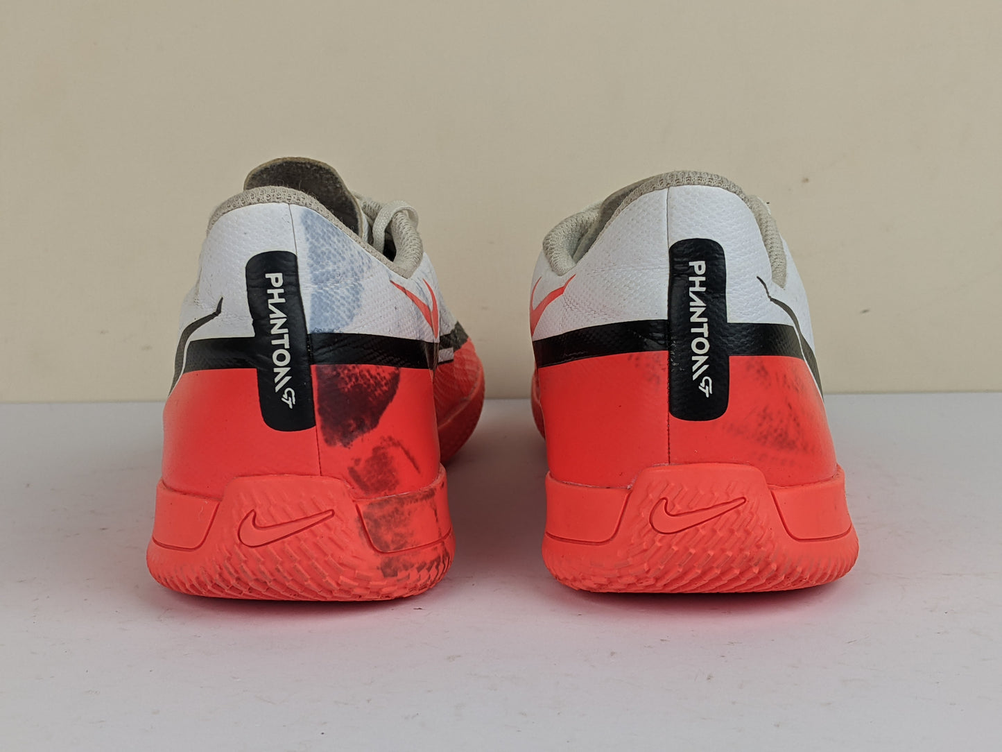 Nike Phantom GT 2 Club IC Motivation - White/Bright Crimson/Volt