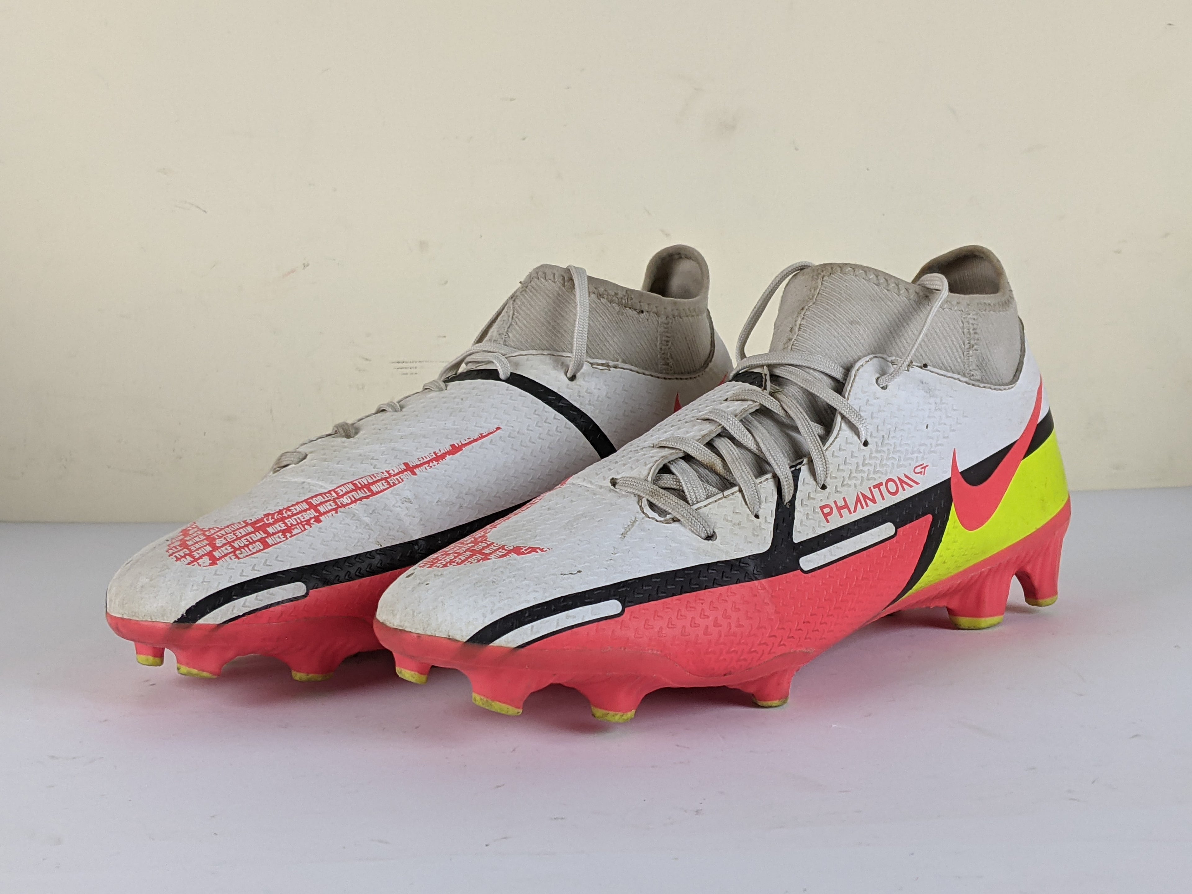 Nike Phantom GT 2 Academy DF MG Motivation - White/Bright Crimson/Volt