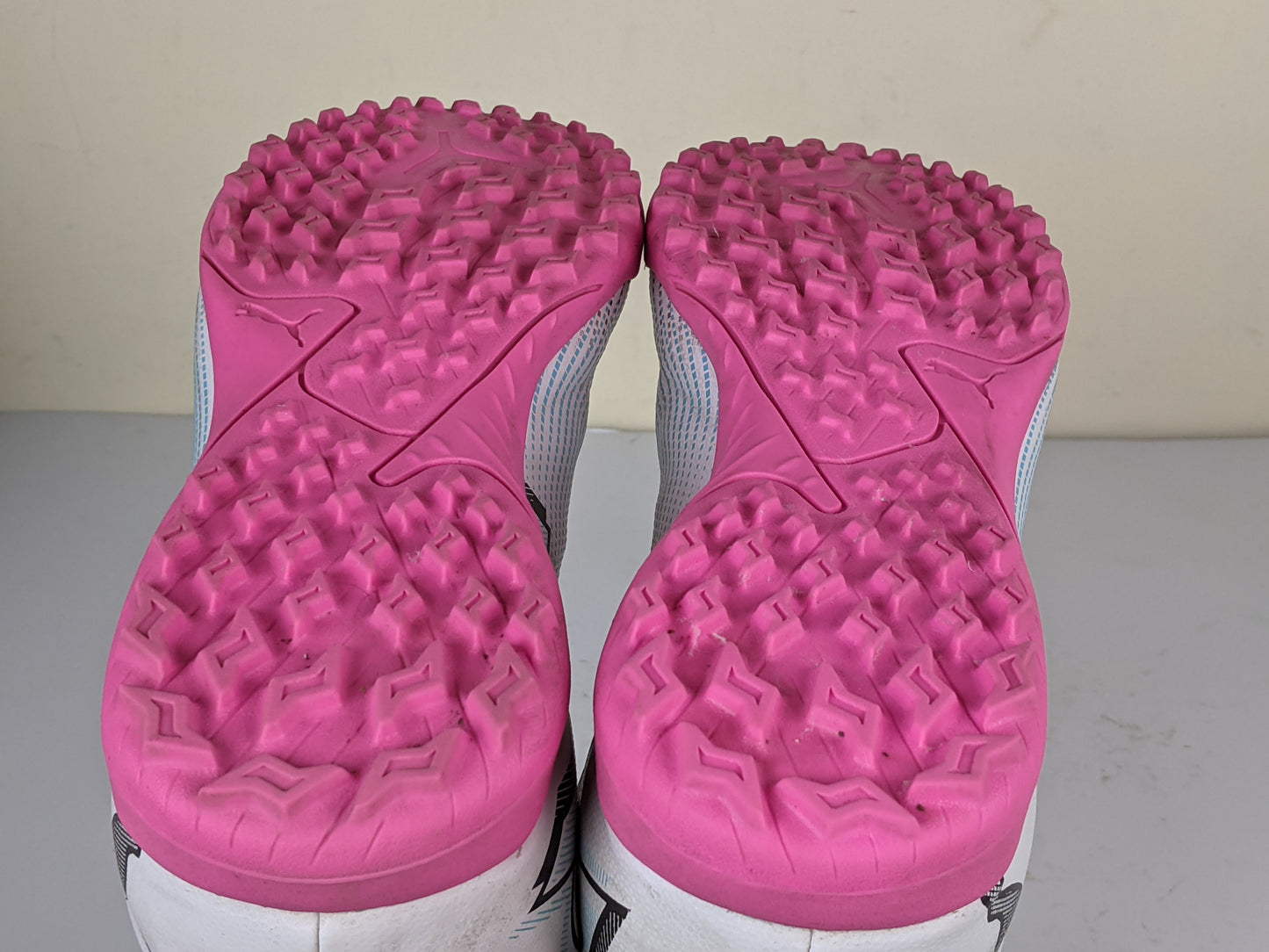 PUMA Future 7 Play TT Phenomenal - White/Black/Poison Pink