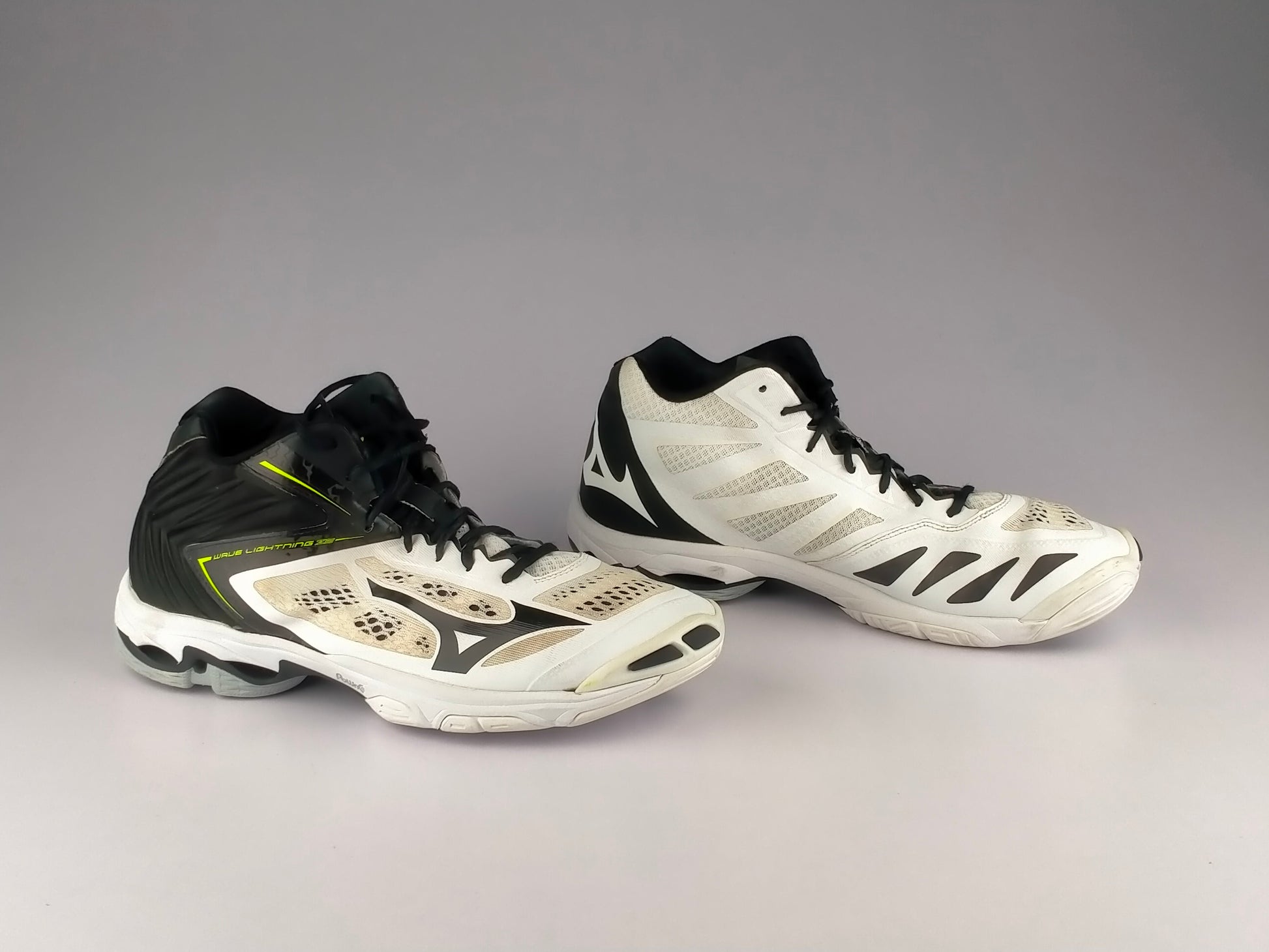 Mizuno Wave Lightning Z5 Volleyball 'Black/White'-Running-Athletic Corner