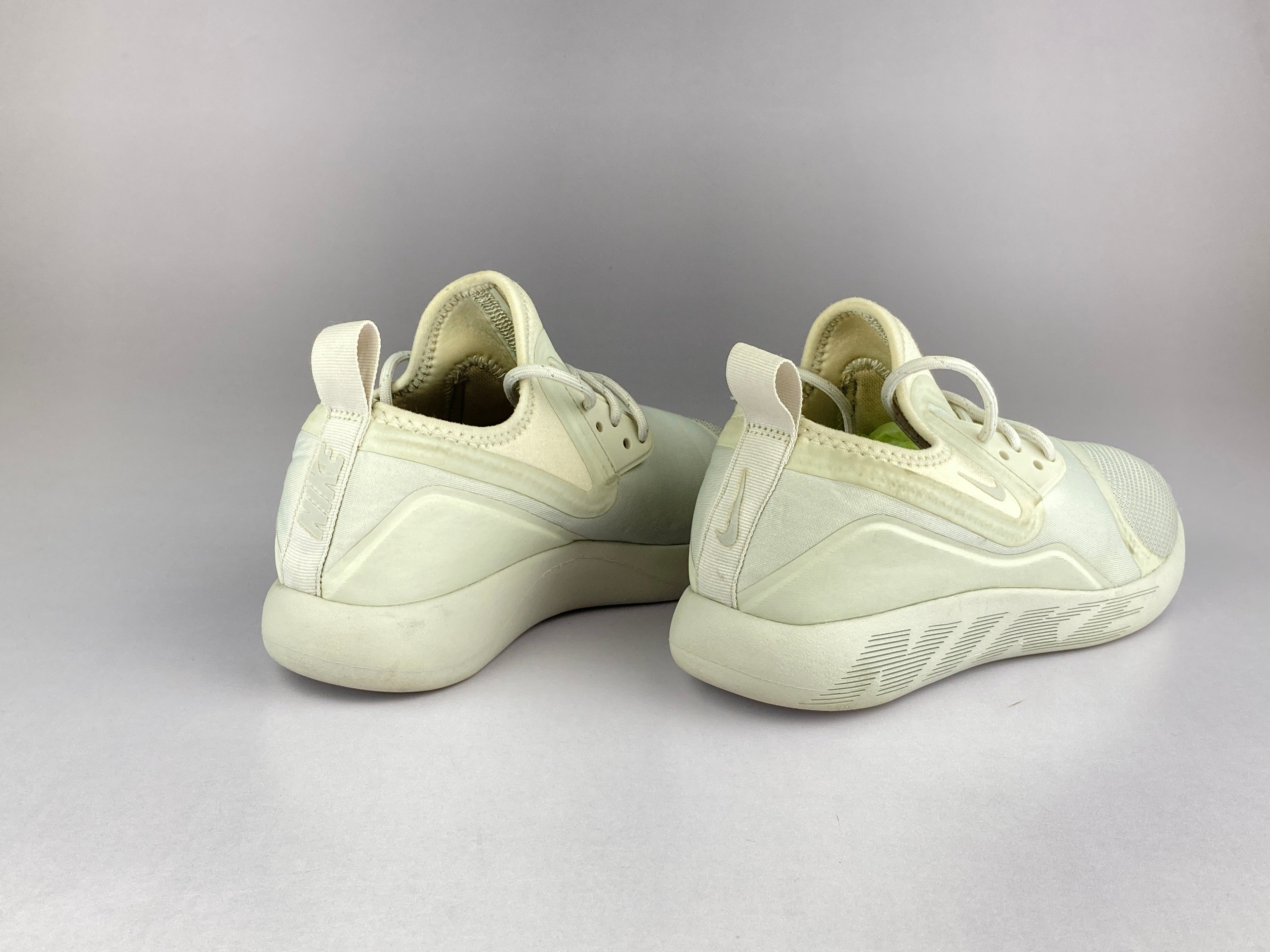 Nike Wmns Lunarcharge Essential "Light Bone" 923620-003-Running-Athletic Corner